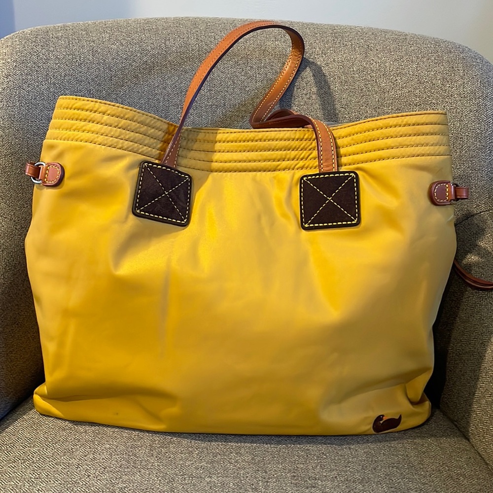 Dooney & Bourke shoulder tote.
